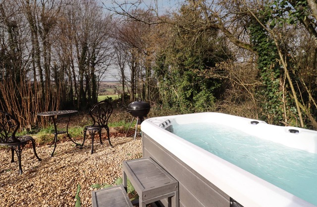 COPPER BEACH, romantic, with hot tub in Blandford Forum