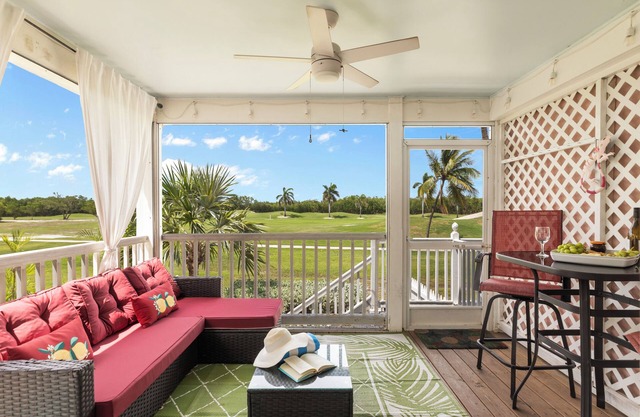 Coral Breeze by AvantStay | Close to Beach w/Balcony & Shared Pool!