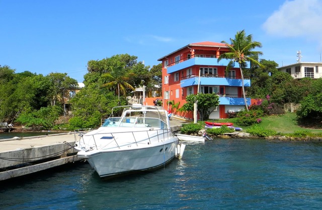 Coral Cove: Elegant Waterfront Apartment With A Spectacular View of Paradise