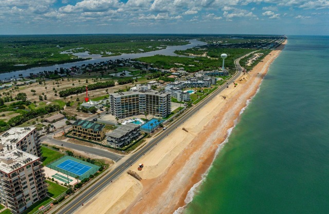 Coral Cove - Walking Distance to Beach!