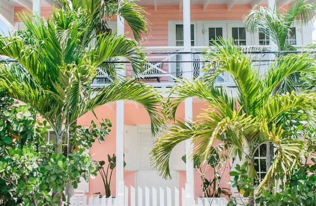 Coral House - Historic, Updated Cottage Overlooking the Harbour