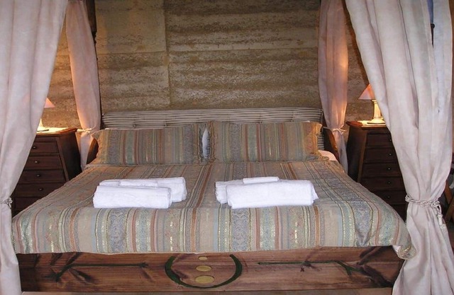 Corinium Roman Villa - Four Poster Relaxation