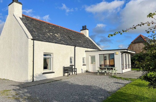 CORNCRAKE COTTAGE (SU), pet friendly in Daliburgh, Isle Of South Uist