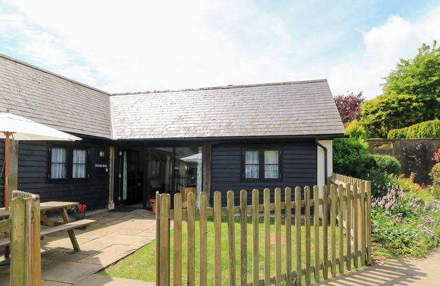 CORNER BARN, pet friendly, with open fire in Winterborne Stickland