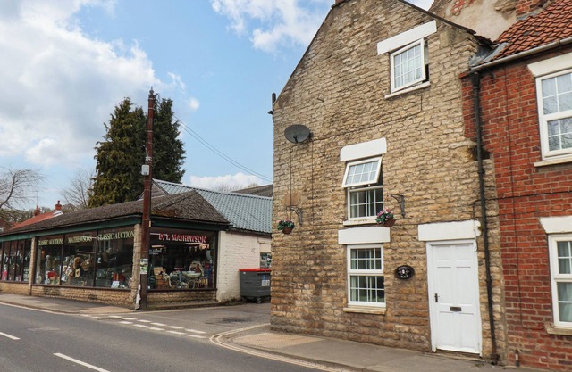 CORNER COTTAGE, pet friendly, with open fire in Thornton Dale