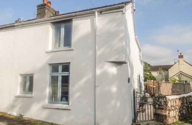 CORNER COTTAGE, pet friendly, with a garden in Reynoldston