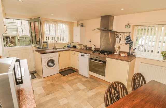 CORNER COTTAGE, pet friendly, with a garden in Kirkbymoorside