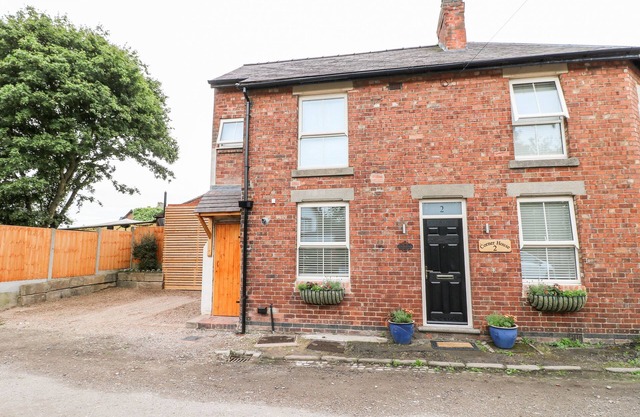 CORNER HOUSE COTTAGE, pet friendly in Ilkeston