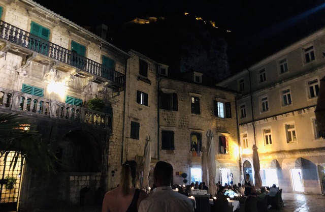 ''Corner'' -Modern, cosy, attic apartment with square view in Kotor Old Town