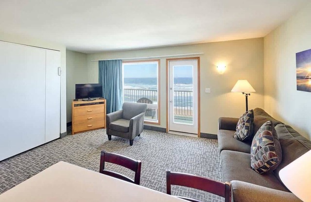 Corner Oceanview King Suite, Full Kitchen, Beach Access, Pool & Hot Tub!