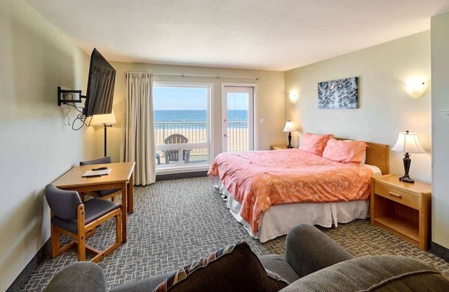 Corner Queen Fireplace Studio - No Stairs - Ocean View - Pool & Hot Tub!