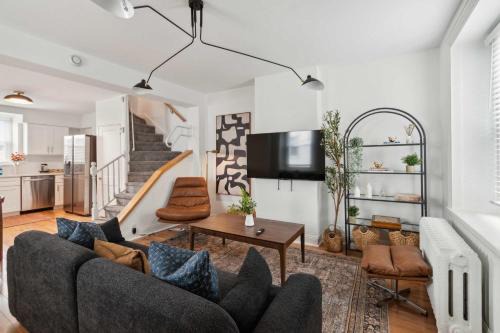 Corner Rowhome with Parking Sleeps 8