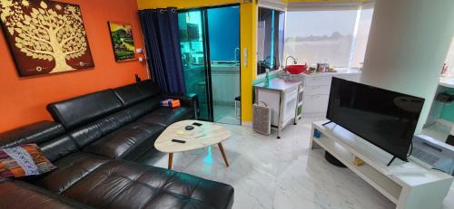 Corner Smart Home Condo Amazing Views of Chiang Mai, Doi Suthep, and Nimman