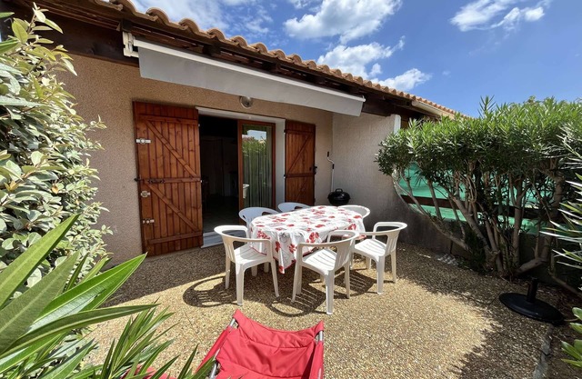 Corner villa located in a secured residence with pool, for 5 persons, at only 400m from the beach.