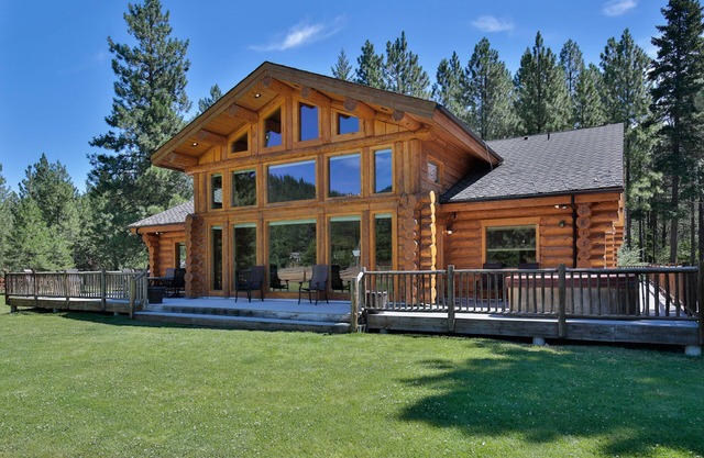 Cornerstone ~ Luxurious Log Home ~ Game Room ~ Outdoor Pool ~ Hot Tub