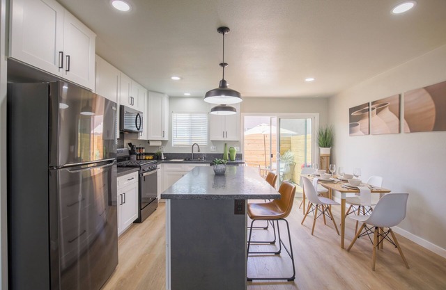 Coronado/IB Charming boutique Style Duplex Near Scenic Bikeway Path