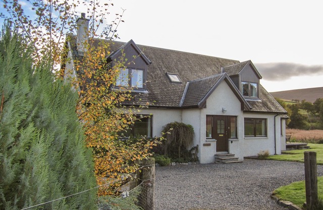 CORRIEMHOR BEAG, pet friendly, with a garden in Grantown-On-Spey