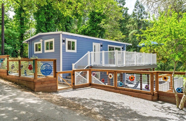Cosmo Retreat: Stylish & FUN Retreat in Redwoods! BocceBall! HtTb/Pup/WiFi/AC