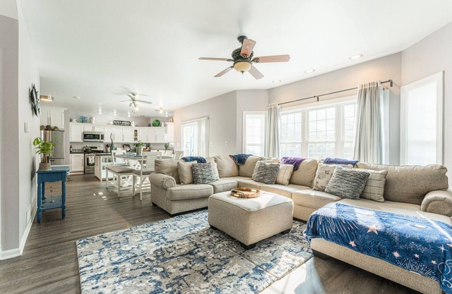Cosmos Stays, Open Space, Jacuzzi, King Beds, Hot Tub, Serene, Spacious