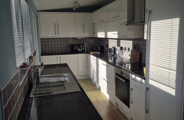 Cosy 1BR Hideaway - Hot Tub, WiFi & Private Pond