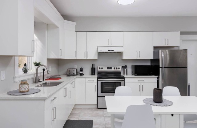 Cosy 2-Bed Basement Suite in Quiet Neighbourhood
