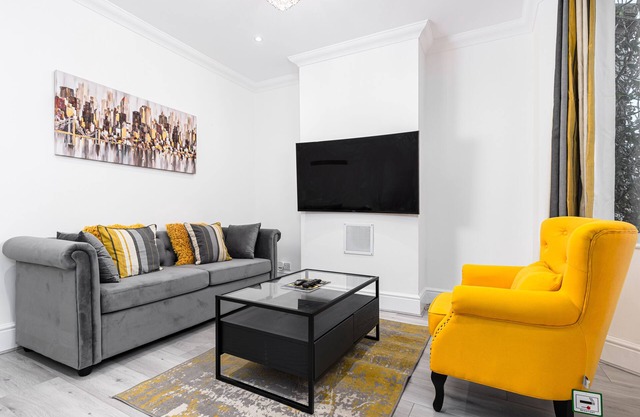 Cosy 2 Bed House Close to Station