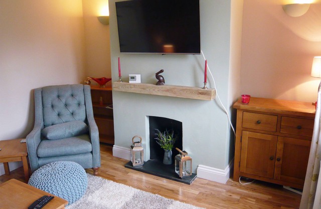 Cosy 2 bedroom cottage in pretty Godstone Village on the North Downs in Surrey