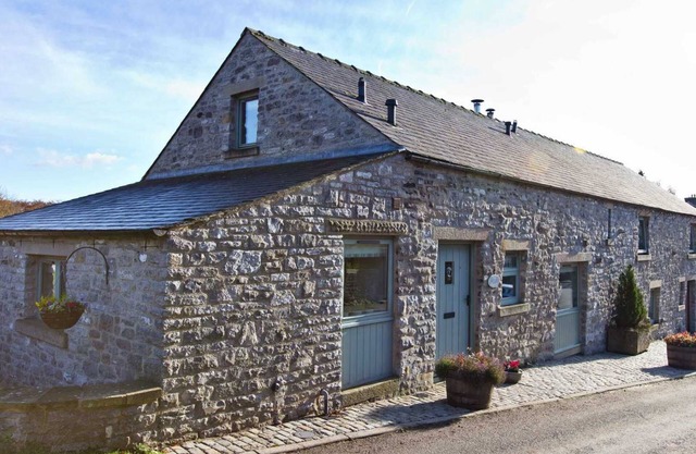 Cosy 2 bedroom barn in pretty village, close to the Monsal Trail and Chatsworth