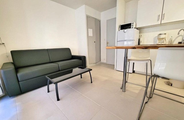 Cosy 20m With Balcony Near The Beaches