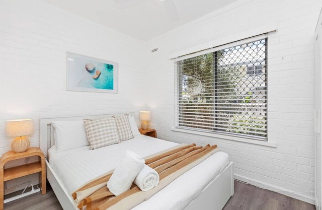 Cosy 2BR in Scarborough w/Pool!