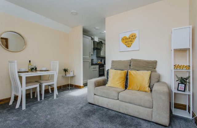 Cosy 2nd Floor Apartment - King Size Bed & Free Parking