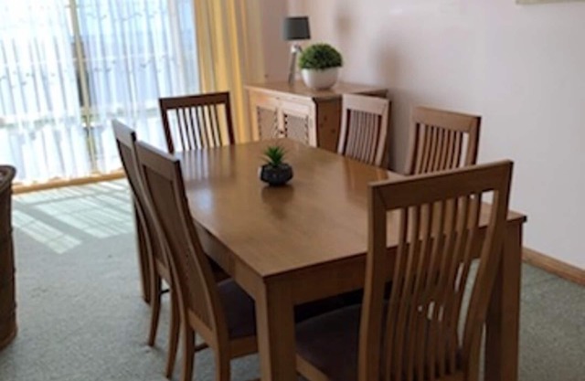 Cosy 3 bedroom house close to town