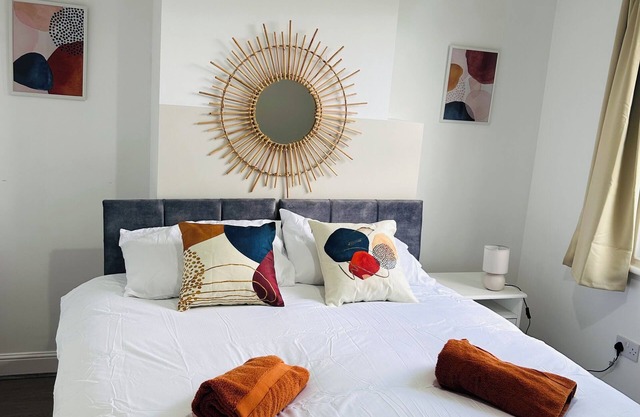 Cosy 3 Riverside home- Sleeps 5- Local to Burton Town, EastMids Airport & Parks!