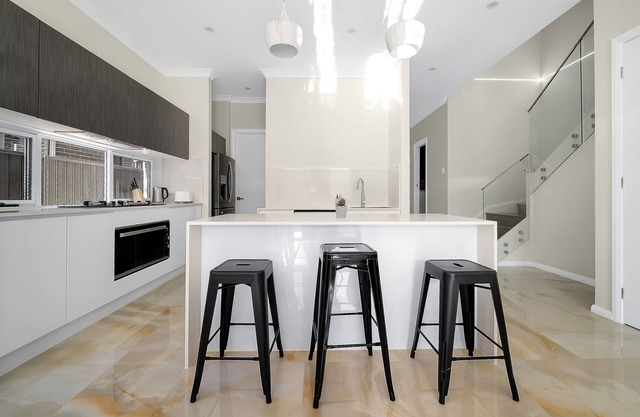 Cosy 5 Bedroom 3 Bathroom New Guest House in Campbelltown