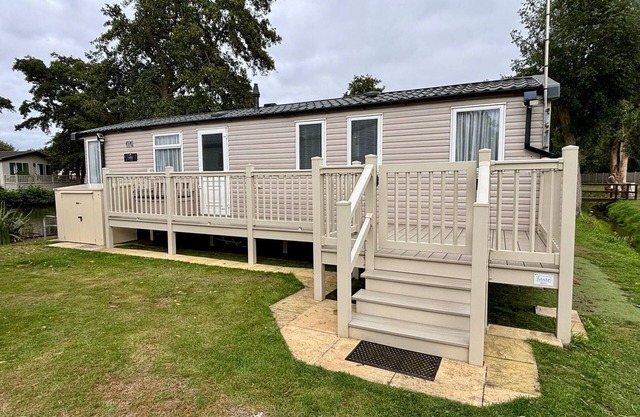 Cosy 8 berth caravan with decking and lake-views at Weeley Bridge ref 69001LV