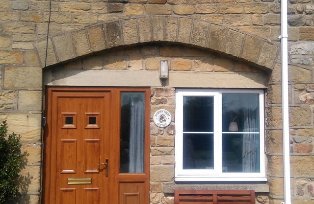 Cosy and comfortable cottage, pet friendly, woodburning stove, near village pub