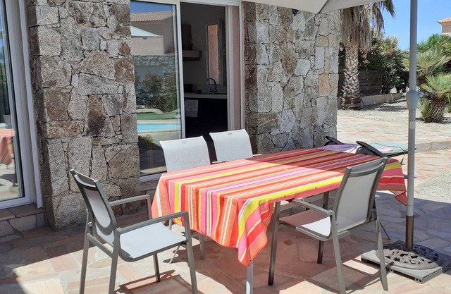 Cosy and comfortable villa in a quiet garden 15" from the beach