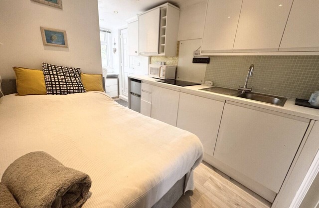 Cosy annexe, self contained, with parking