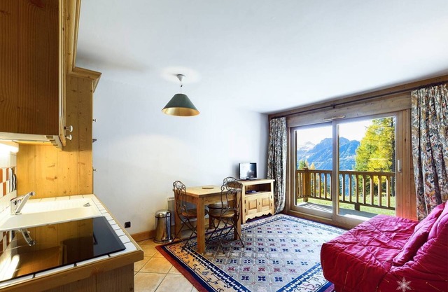 COSY APARTMENT IN THE TREES