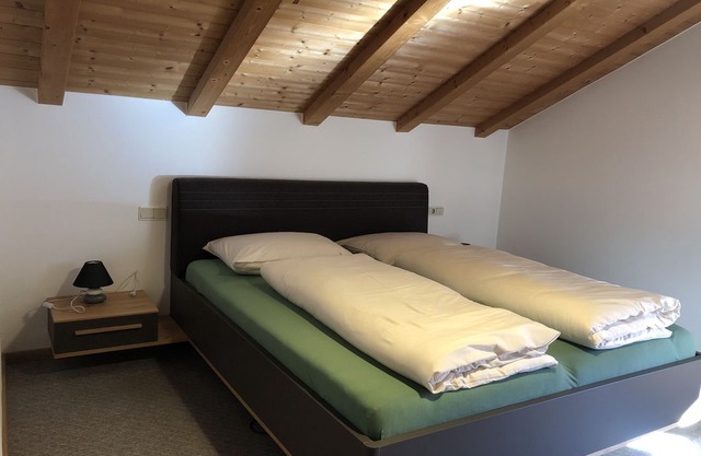 Cosy apartment “3” on a farm with Wi-Fi & Mountain View; Parking Available