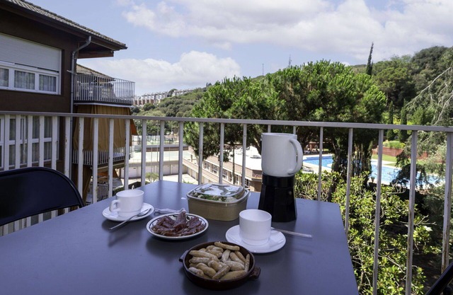 Cosy apartment for 5 guests with pool, TV, balcony and parking