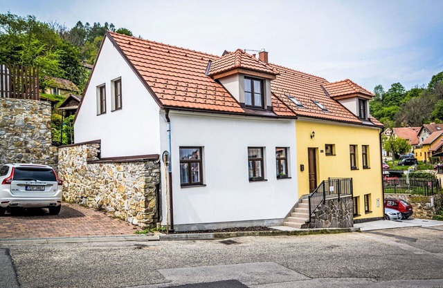 Cosy apartment for 5 people with WIFI, patio, pets allowed and parking