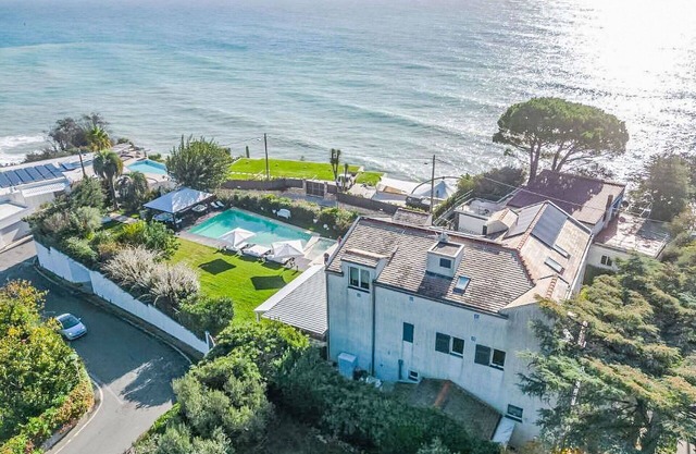 Cosy apartment for 6 people with WIFI, pool, TV, patio, pets allowed and parking
