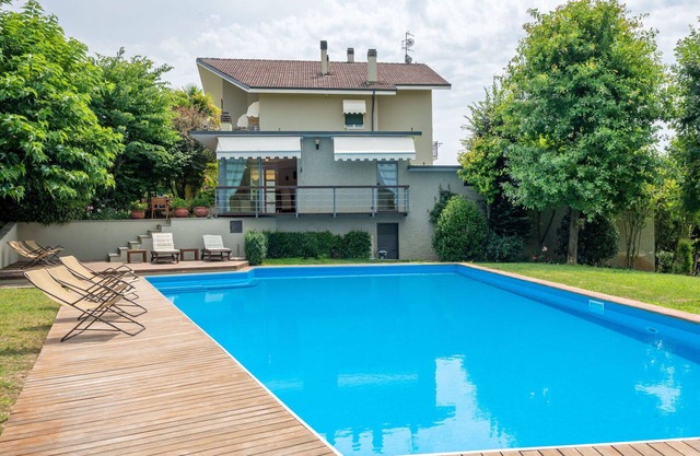 Cosy apartment for 6 people with WIFI, private pool, A/C, TV, terrace, pets allowed and parking
