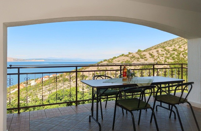 Cosy apartment for 4 guests with WIFI, A/C, TV, patio and pets allowed