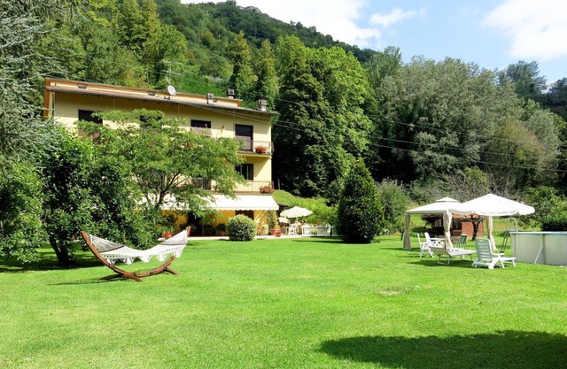 Cosy apartment for 6 people with WIFI, hot tub, pool, TV, patio and parking