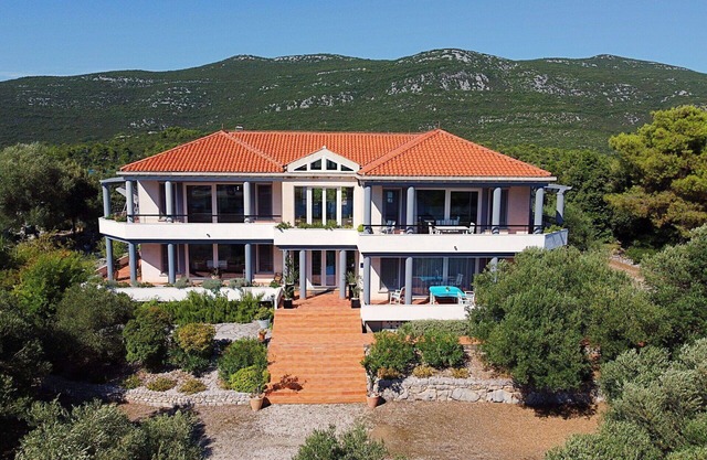 Cosy apartment for 8 people with WIFI, hot tub, A/C, TV and terrace
