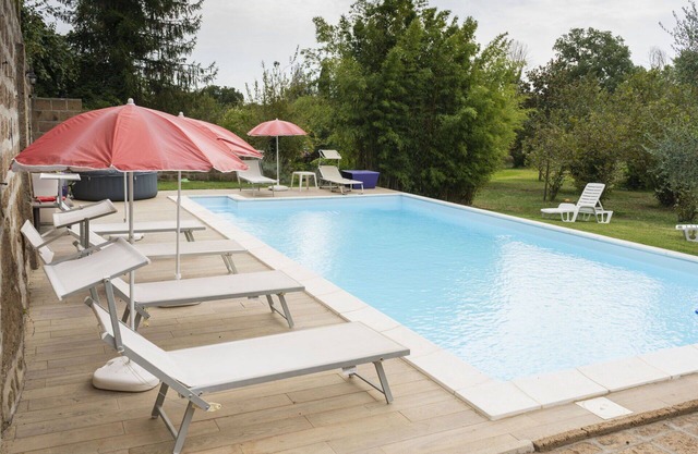 Cosy apartment for 9 guests with WIFI, pool, TV, pets allowed and parking