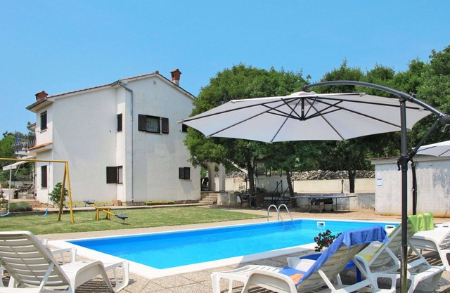 Cosy apartment for 4 people with WIFI, A/C, pool, TV, patio and pets allowed