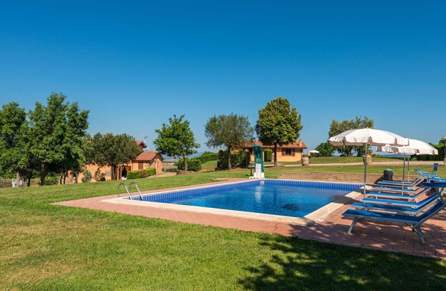 Cosy apartment in villa for 4 guests with WIFI, A/C, pool, TV, terrace, pets allowed and parking